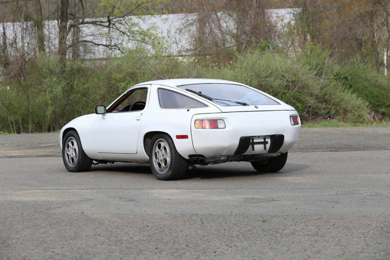 Illustration for article titled At $7,500, Could This 1978 Porsche 928 Have You Singing Wake Up Little Butzi?